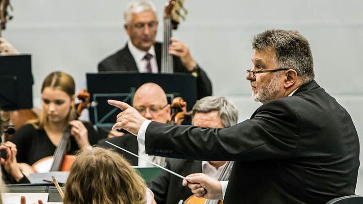 Impresionen vom Sinfoniekonzert in der Franz Goebel Halle Rödental mit dem Jugendorchester Rödental und dem Orchester der Musikfreunde Neustadt: Hans Stähli am DirigentenpultFoto: Jochen Berger