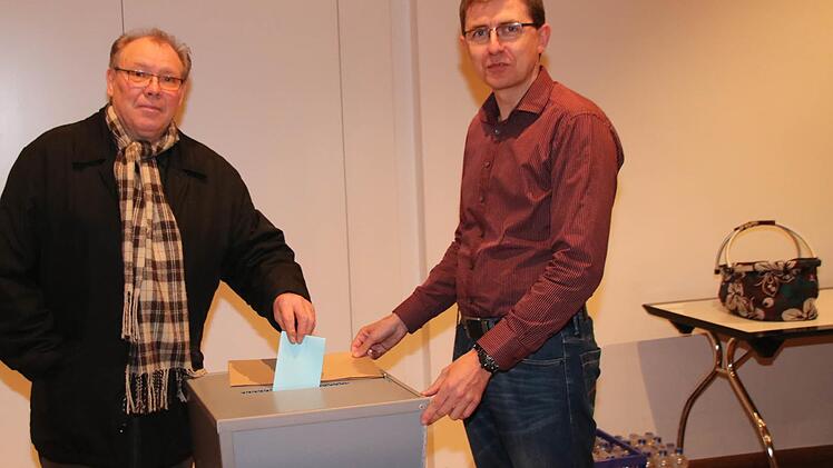 Gerhard Wüst war einer der letzten Wähler. Er gab kurz vor 18 Uhr seine Stimme ab. Foto: Heike Beudert