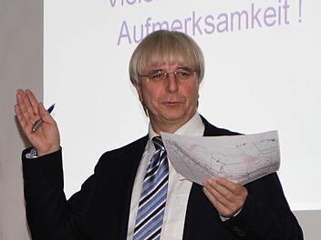 Baudirektor Manfred Rott bei der Vorstellung der Planungen Foto: gg