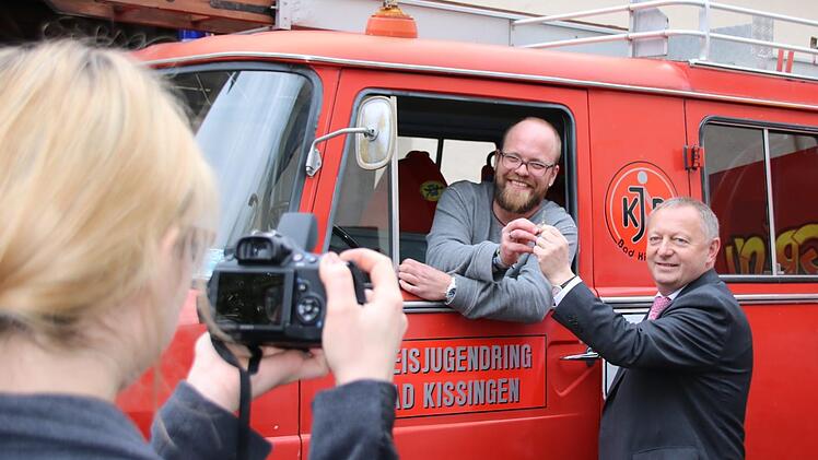 Fototermin zur Schlüssel-Übergabe: Landrat Thomas Bold und Christoph Stürmer.  Foto: Ralf Ruppert