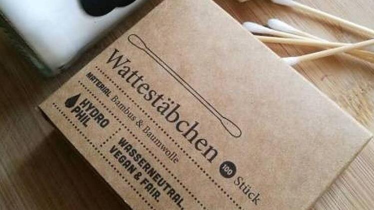 Normale Wattestäbchen bestehen aus Plastik. Als Alternative können Wattestäbchen aus Bambus verwendet werden. Foto: Natalie Beringer