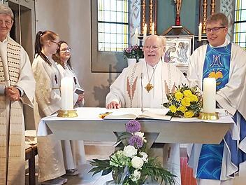 Pfarrer i. R. Alfred Östreicher (Dritter von rechts) verzichtete auf Geschenke und bat dafür um Spenden für den Zeiler Caritas-Kindergarten, der dafür eine originelle Spendenbox gebastelt hatte. Foto: Brigitte Hamm