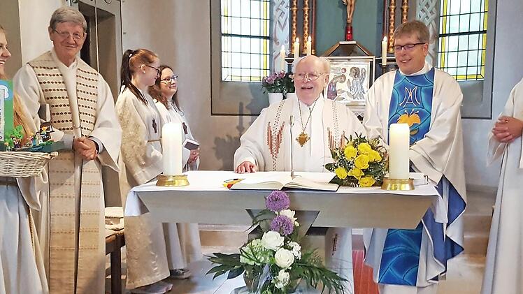 Pfarrer i. R. Alfred Östreicher (Dritter von rechts) verzichtete auf Geschenke und bat dafür um Spenden für den Zeiler Caritas-Kindergarten, der dafür eine originelle Spendenbox gebastelt hatte. Foto: Brigitte Hamm