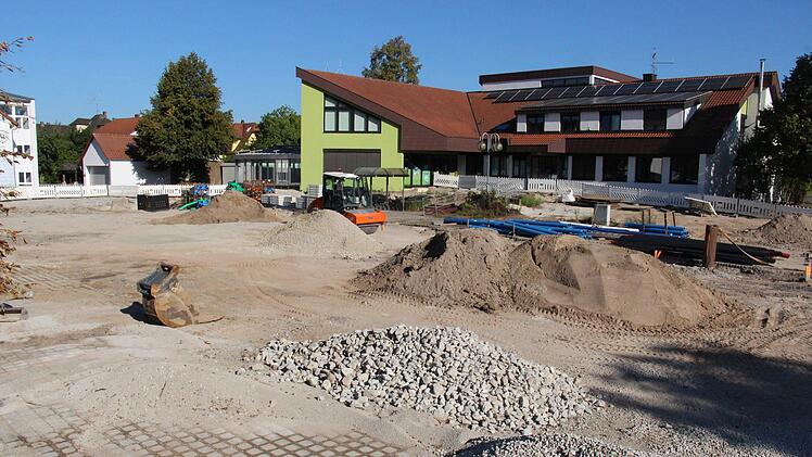 Noch bis September 2019 wird rund um das Rathaus in Röttenbach alles neu gestaltet. Foto: Christian Bauriedel