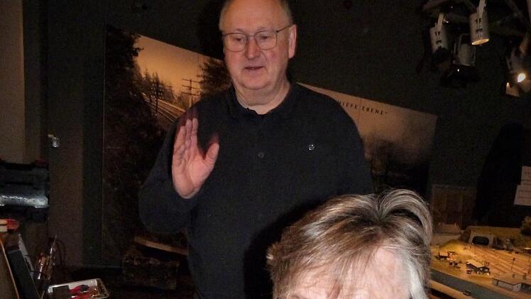 Josef Brandl mit seinem Mitarbeiter Alois Ferstl, der die winzigen Beleuchtungskörper lötet.
