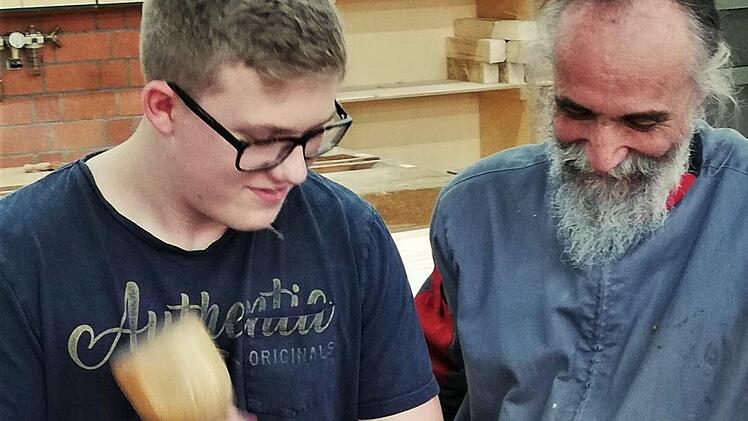 Azubi Vincent Enßler (16) stemmt die Lücken in einer Deckenrolle aus  Foto: Sigismund von Dobschütz
