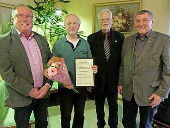Sängerkreis-Vorsitzender Professor Klaus Hoffmann (Zweiter von rechts) und seine Stellvertreter Erhard Hildner (rechts) und Günter Seibt (links) gratulierten Heiner Beyer zu seiner Ernennung zum Ehrenkreischorleiter.  Foto: Dieter Hübner