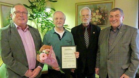 Sängerkreis-Vorsitzender Professor Klaus Hoffmann (Zweiter von rechts) und seine Stellvertreter Erhard Hildner (rechts) und Günter Seibt (links) gratulierten Heiner Beyer zu seiner Ernennung zum Ehrenkreischorleiter.  Foto: Dieter Hübner