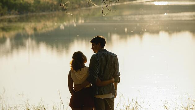 Viele Paare kommen oft an einen Punkt, an dem sie sich die Frage stellen, ob ihre Beziehung perfekt ist. Gibt es die einzig wahre, perfekte Beziehung und wenn ja, woran ist sie zu erkennen? Oder ist die perfekte Beziehung lediglich ein Mythos und existiert gar nicht. Gibt es eine Beziehung, in der alles passt, keiner Kompromisse eingehen muss und nie gestritten wird? Oder sieht die perfekte Beziehung in Wirklichkeit ganz anders aus?   Wir verraten, was wirklich z&auml;hlt und was tats&auml;chlich wichtig ist f&uuml;r eine perfekte Beziehung.