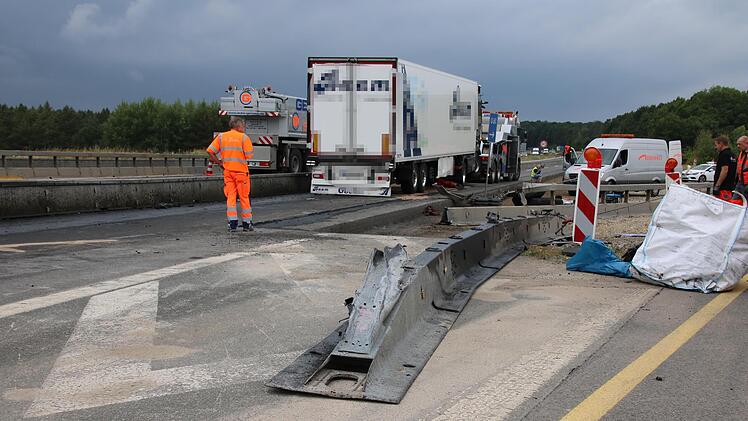 Die Baustellenbegrenzung wurde beim Unfall erheblich beschädigt. Foto: Ralf Ruppert