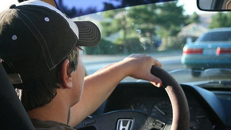 Die erste Autofahrt im eigenen PKW ist etwas Besonderes für Fahranfänger*innen.
