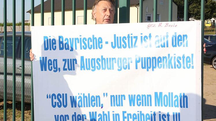 Am vergangenen Freitag demonstrierte Arthur Bosle beim Besuch von Ministerpräsident Seehofer in Neufang noch für die Freilassung Mollaths.  Foto: M. Hoch