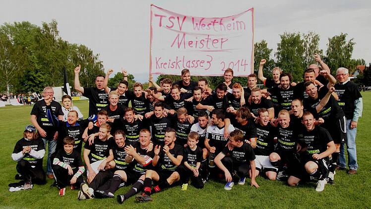 Am vorletzten Spieltag war der TSV Westheim am Ziel: Durch einen 5:3-Sieg beim FC Knetzgau wurde er Meister der Fußball-Kreisklasse Schweinfurt 3 und steigt nun in die Kreisliga auf. Zahlreich waren die Spieler, Offiziellen und Fans, die sich fürs Meisterfoto formierten und den Titel entsprechend feierten.