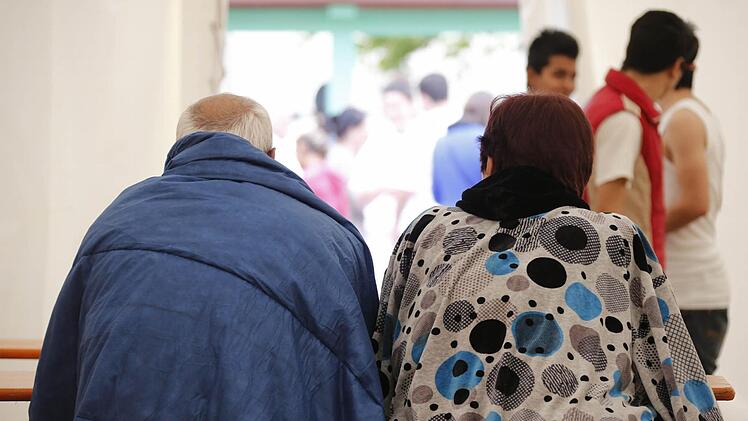 Asyl: Im Erlanger Freibad West wurde ein provisorisches Flüchtlingslager errichtet. Fotos: Matthias Hoch