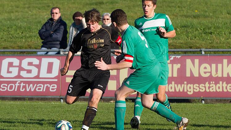 Der FC Unter-/Oberrodach mit Dominik Mairoser (links) hat durch die beiden Siege in den Nachholspielen seine Lage wieder deutlich verbessert. Für den TSV Neukenroth II ist der Abstiegskampf in der Verfassung vom Herbst jedoch nicht zu bestehen. Foto: Heinrich Weiß