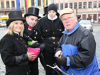 Ein Bürger aus dem Landkreis freute sich, seine Kaminkehrerin auf dem Marktplatz zu treffen; er zögerte nicht lange und griff in den Lostopf. Foto: Michael Stelzner