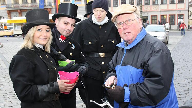 Ein Bürger aus dem Landkreis freute sich, seine Kaminkehrerin auf dem Marktplatz zu treffen; er zögerte nicht lange und griff in den Lostopf. Foto: Michael Stelzner