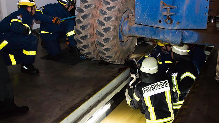 Ein Arbeiter ist mit dem Arm unter das Rad eines Baggers geraten. Foto: Manuel Wurst