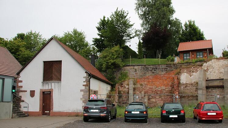 Schön sieht anders aus. Deshalb soll die Fläche mit den parkenden Fahrzeugen bebaut und der Gerberkeller (links) saniert werden.  Foto: kkh