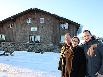 Thomas Hammelmann (von links), Vorsitzender des Rhönklub-Zweigvereins Bad Kissingen sowie die Pächter Diana und Dennis Tisma vor der Kissinger Hütte auf dem Feuerberg. Foto: Ralf Ruppert