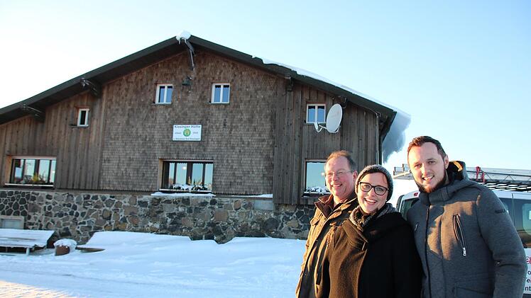 Thomas Hammelmann (von links), Vorsitzender des Rhönklub-Zweigvereins Bad Kissingen sowie die Pächter Diana und Dennis Tisma vor der Kissinger Hütte auf dem Feuerberg. Foto: Ralf Ruppert