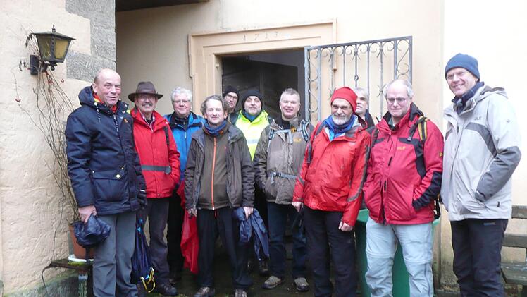Gruppenfoto an der Talkirche.  Foto: Michael Kübert