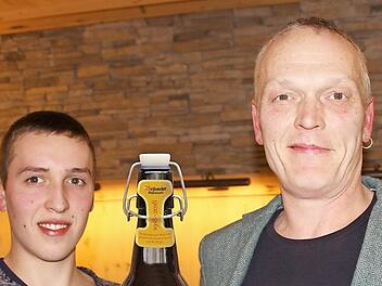 Urban Winkler und sein Sohn Vincent mit der Flasche für die Sonderedition "100 Jahre Freistaat Bayern"  Foto: André Liebe