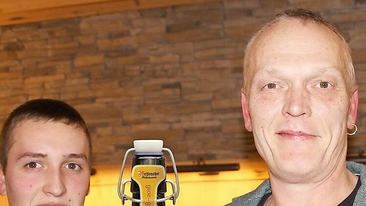 Urban Winkler und sein Sohn Vincent mit der Flasche f&uuml;r die Sonderedition "100 Jahre Freistaat Bayern"  Foto: Andr&eacute; Liebe