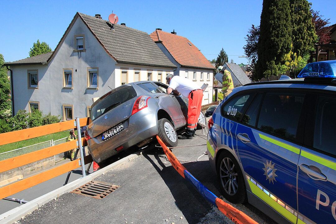 Unfall in Lichtenfels - Auto in Schney festgefahren