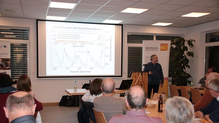 Jede Menge Infos zum energetischen Sanieren im Bestand gab es bei einem  Vortrag von Diplom-Ingenieur Stefan Reith im Fuchsstädter Eulen-Treff.   Foto: Ralf Ruppert