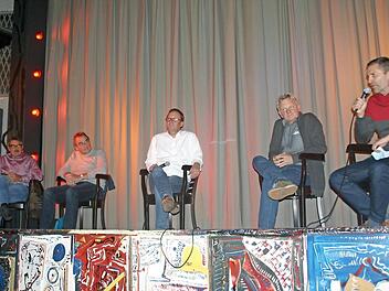 Auf der Kinobühne sprachen, von links: Paul Hümmer, Günter Liebert, Oliver Kunkel, Rainer Baumgärtner und Norbert Zösch.  Foto: Monika Schraut