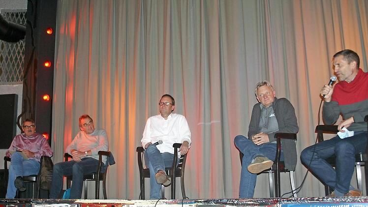 Auf der Kinobühne sprachen, von links: Paul Hümmer, Günter Liebert, Oliver Kunkel, Rainer Baumgärtner und Norbert Zösch.  Foto: Monika Schraut