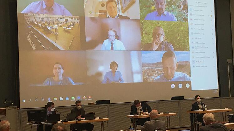 Gestern fand die erste Hybridsitzung des Stadtrats statt: Die eine Hälfte der Stadträte war in der Stadthalle, die andere Hälfte per Videokonferenz zugeschaltet.