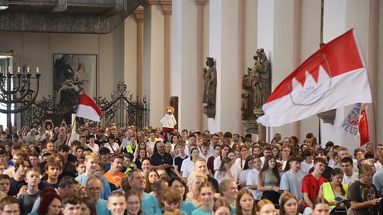 W&uuml;rzburg: 1600 Ministranten brechen zur Wallfahrt nach Rom auf - Besuch beim Papst