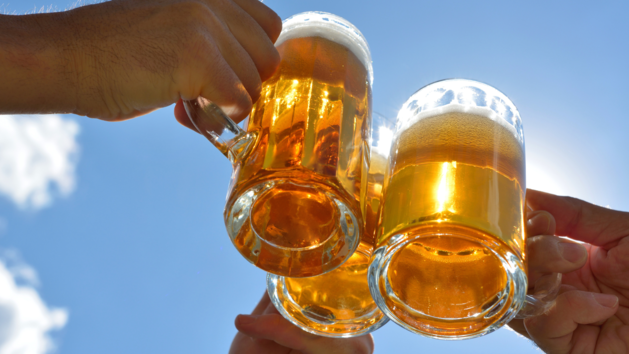 Entdecke den Unterschied zwischen "alkoholfreiem" Bier und "0,0 %" Bier und warum dieser wichtig sein kann.