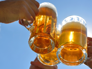 Entdecke den Unterschied zwischen "alkoholfreiem" Bier und "0,0 %" Bier und warum dieser wichtig sein kann.