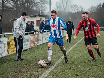 Amateur-Fußballspiel, Kreisklasse, Kreisliga, Sportplatz, Fußballer, Zuschauer