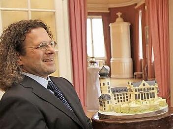 Udo Feiler hatte mit Hilfe von Simone Barton aus Ebersdorf Schloss Callenberg aus Rollfondant und Marzipan auf einer Sachertorte erbaut.