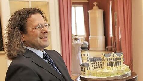 Udo Feiler hatte mit Hilfe von Simone Barton aus Ebersdorf Schloss Callenberg aus Rollfondant und Marzipan auf einer Sachertorte erbaut.