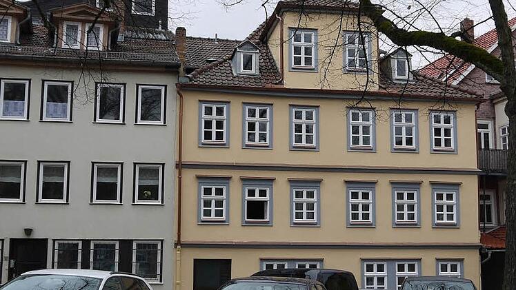 An der rückwärtigen Fassade des Hauses Steinweg 8 (zum Gemüsemarkt hin) wurden die einscheibigen durch Sprossenfenster ersetzt.