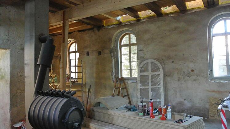 Blick auf die alten (zum Teil neuen, rechts) Fenster des Köslauer Brauhauses. Brauereiinventar ist nicht erhalten. Alte Köslauer können sich nicht erinnern, dass hier Bier gebraut wurde. Offenbar wurden die Kessel im Ersten Weltkrieg eingeschmolzen. Nur die Darre ist erkennbar.