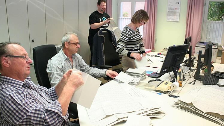 Ein Briefwahl-Team im Rathaus