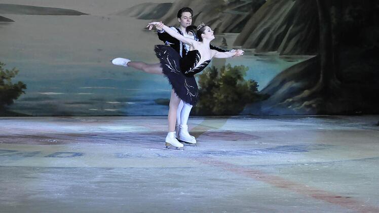Perfektion auf dem Eis bot das St. Petersburger Eisballett bei "Schwanensee" in der Bad Kissinger Eishalle. Foto: Klopf