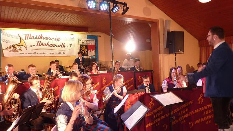 Mit ausgezeichneten Leistungen erfreuten die Neukenrother und Musiker bei ihrem Jahreskonzert unter der Stabführung von Kreisdirigent Roman Steiger ihr Publikum.  Foto: Gerd Fleischmann