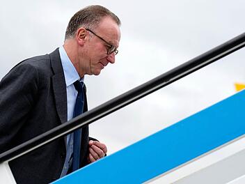 Der Vorstandschef des FC Bayern München, Karl-Heinz Rummenigge, hat seine Gründe gefunden: Der Schiedsrichter hat die Hauptschuld an der Niederlage gegen Borussia Dortmund. Foto: Sven Hoppe/dpa