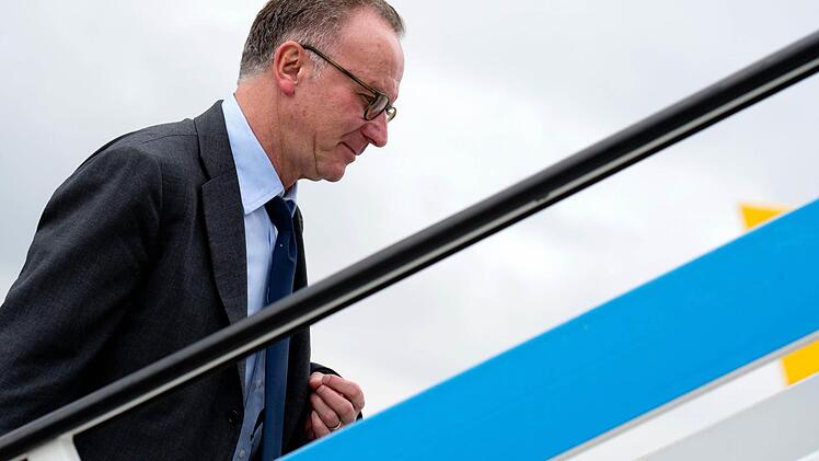 Der Vorstandschef des FC Bayern München, Karl-Heinz Rummenigge, hat seine Gründe gefunden: Der Schiedsrichter hat die Hauptschuld an der Niederlage gegen Borussia Dortmund. Foto: Sven Hoppe/dpa