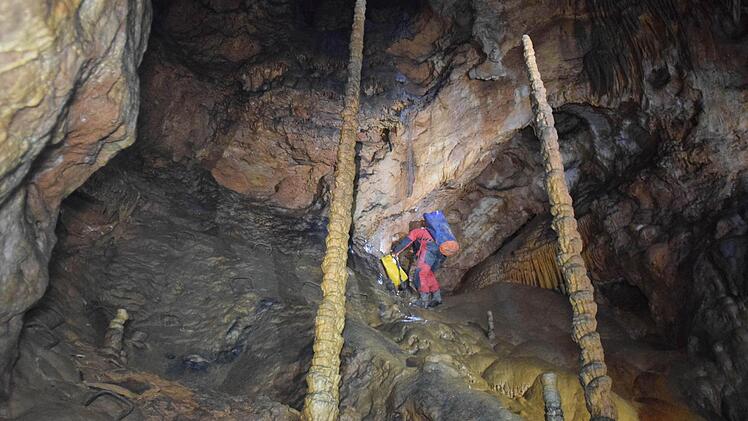 Die zwei längsten Kerzenstalagmiten der Fränkischen Schweiz stehen in der Zoolithenhöhle. Sie sind vermutlich 20 000 Jahre alt. Foto: Ronald Rinklef