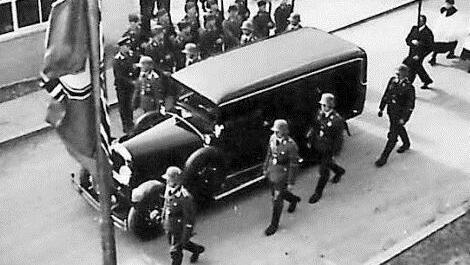 Ein Leichenwagen fährt in Giebelstadt zur Totenfeier vor. Foto: Archiv Seidlitz