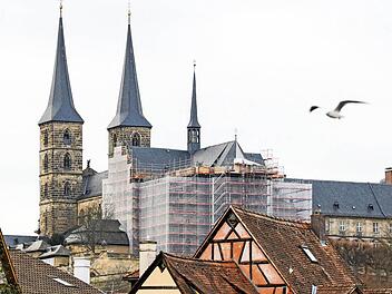 Weithin sichtbar wie die Kirche St. Michael ist auch das Gerüst, das heuer umfangreicher werden dürfte. Foto: Matthias Hoch