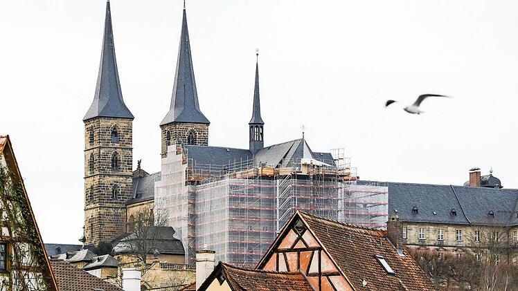 Weithin sichtbar wie die Kirche St. Michael ist auch das Gerüst, das heuer umfangreicher werden dürfte. Foto: Matthias Hoch